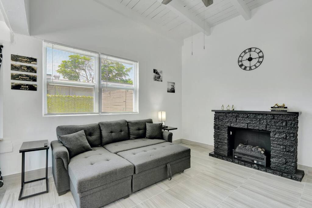 2br 1ba Near Nightlife And Apartment *