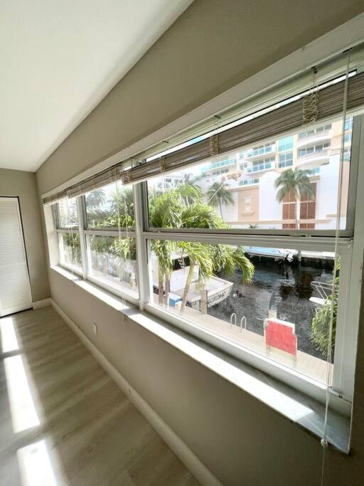 1 Block From The 2br 2ba Newly Renovated Apartment