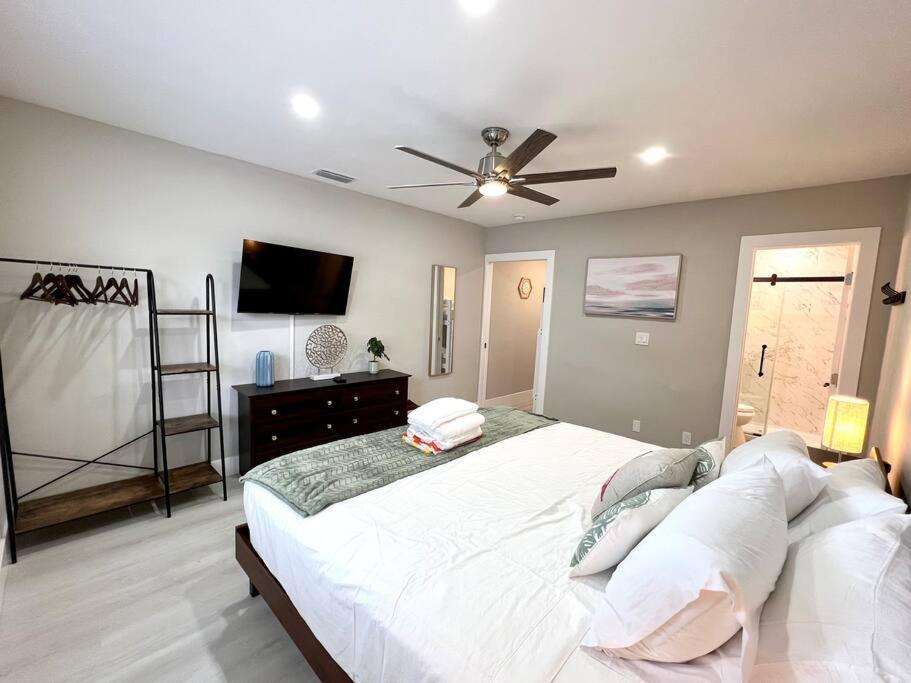 1 Block From The 2br 2ba Newly Renovated