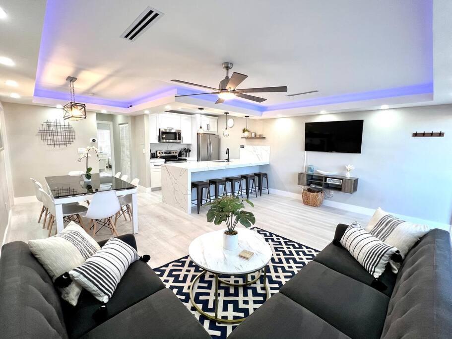 1 Block From The 2br 2ba Newly Renovated Apartment *