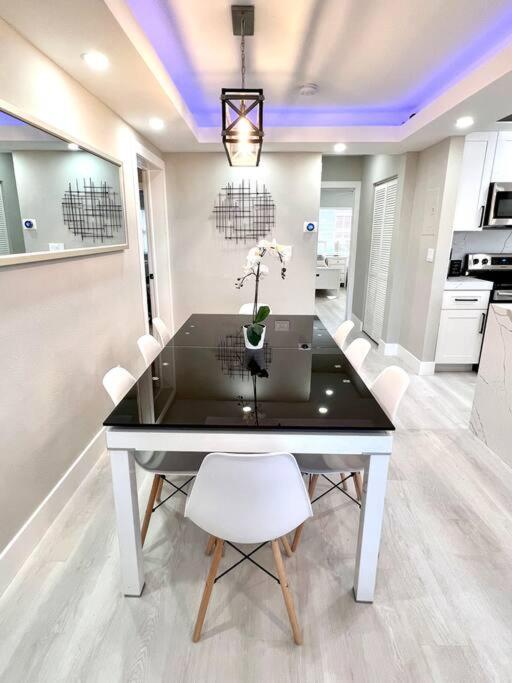 1 Block From The 2br 2ba Newly Renovated