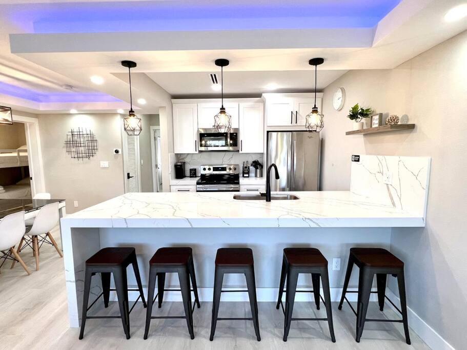 1 Block From The 2br 2ba Newly Renovated Apartment *