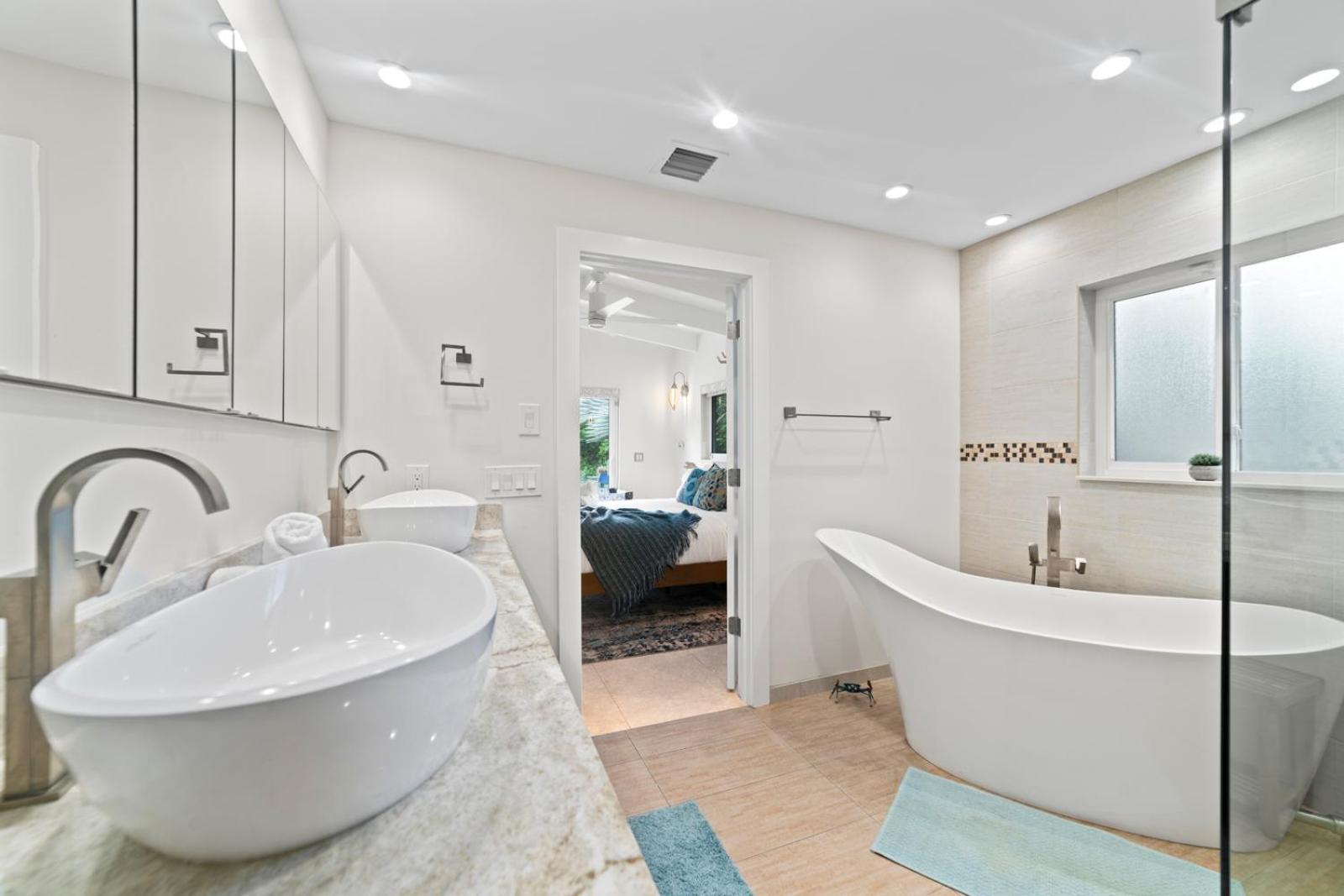 Villa Waterfront With In-law And Stunning Pool *