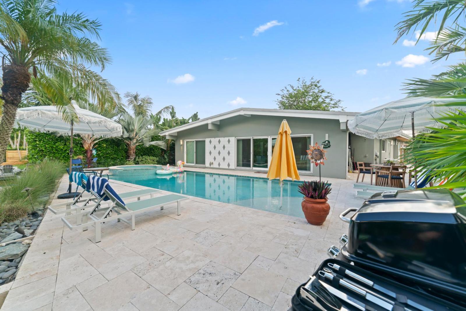 Villa Waterfront With In-law And Stunning Pool *
