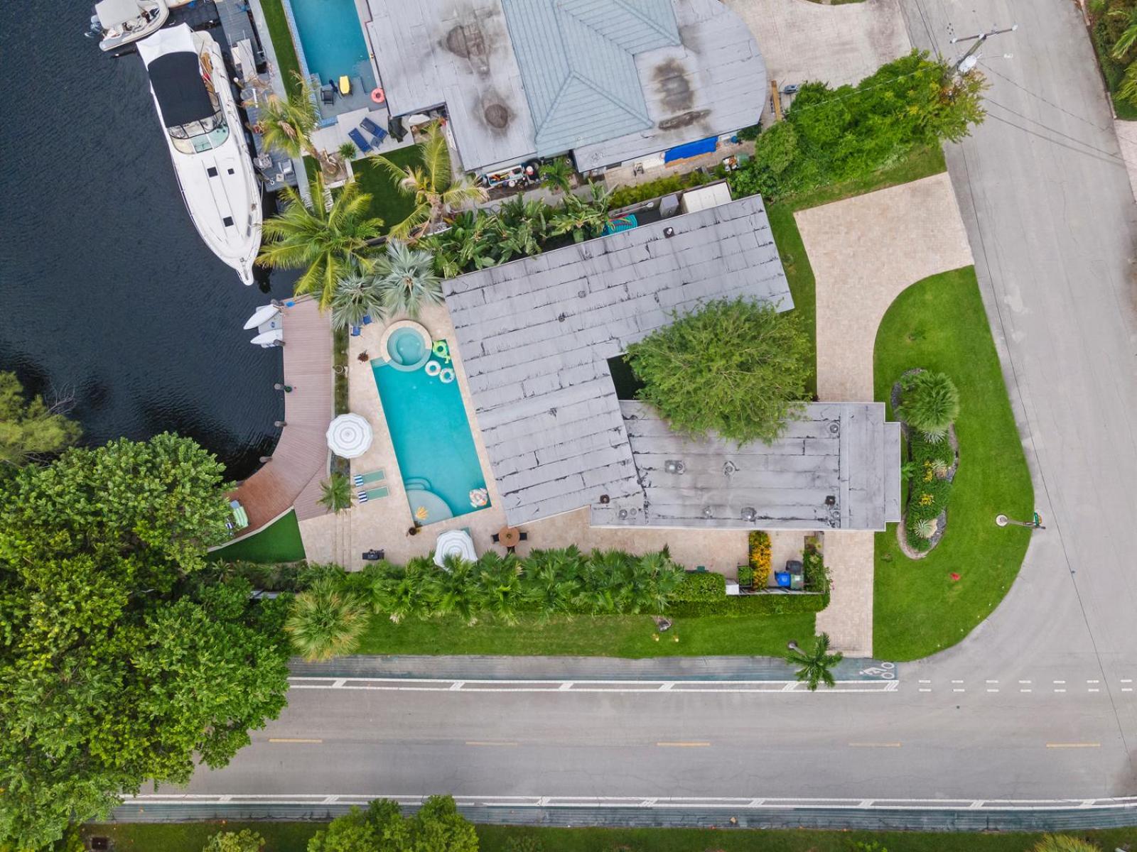 Villa Waterfront With In-law And Stunning Pool *
