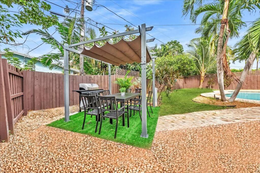 Sunny Days Getaway, 5bd Heated Pool Family Home! Holiday home