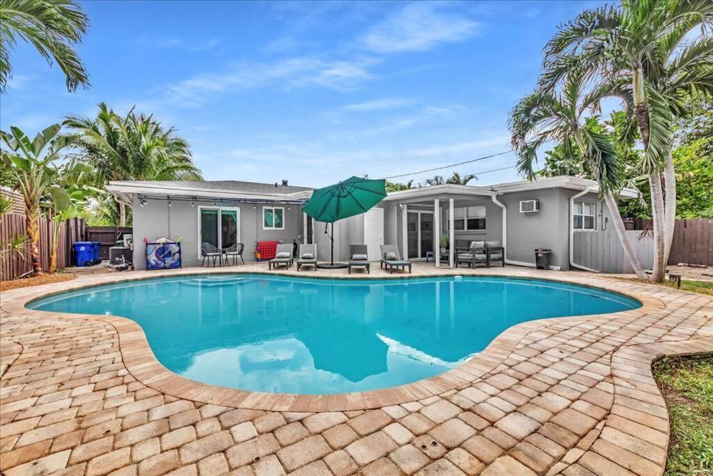Sunny Days Getaway, 5bd Heated Pool Family Home! Holiday home *