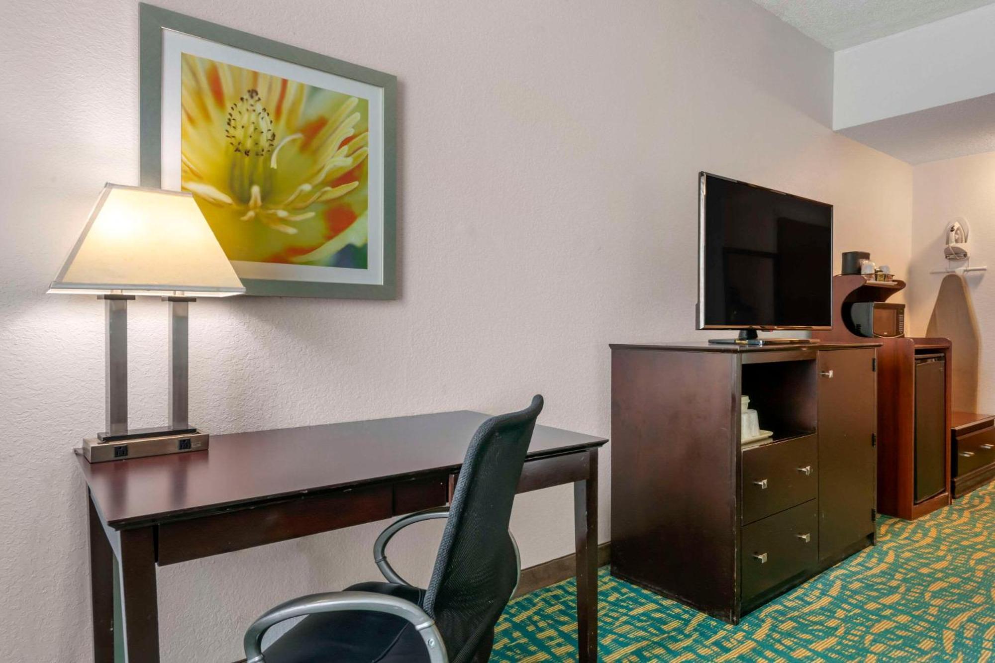 Comfort & Lauderdale West Turnpike 2*