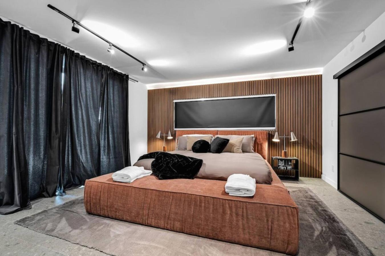 2500, Waterfront, Pool And Gym, Cinema, Wifi Holiday home