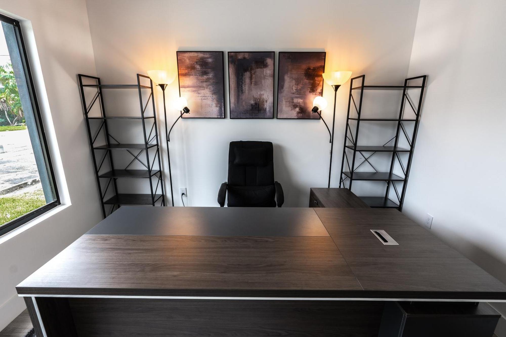 New Construction, Built-in Bbq, 3 Miles To Beaches Apartment