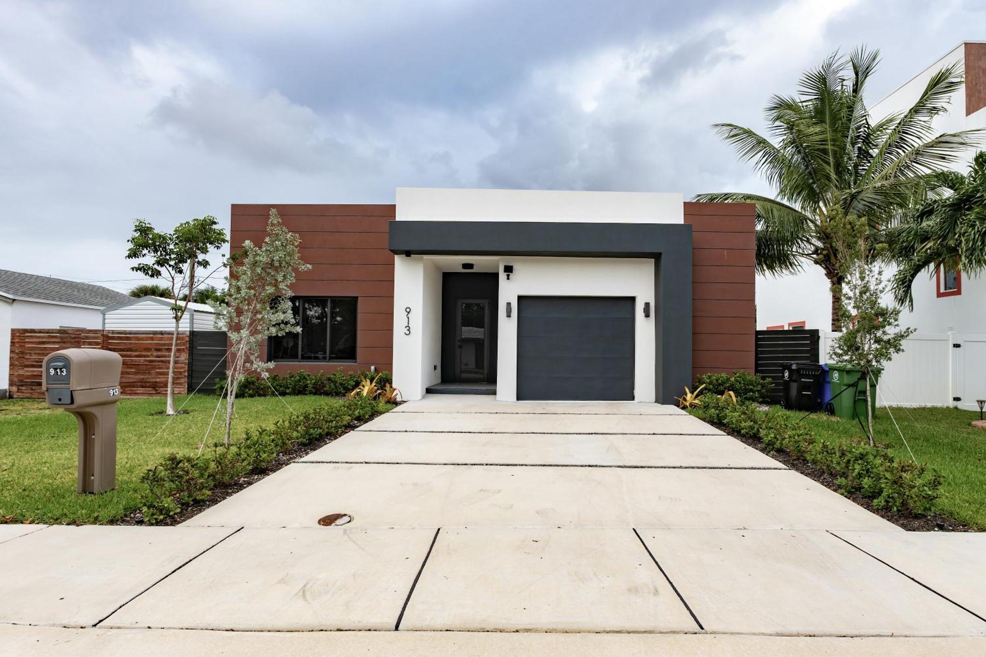 New Construction, Built-in Bbq, 3 Miles To Beaches Apartment *