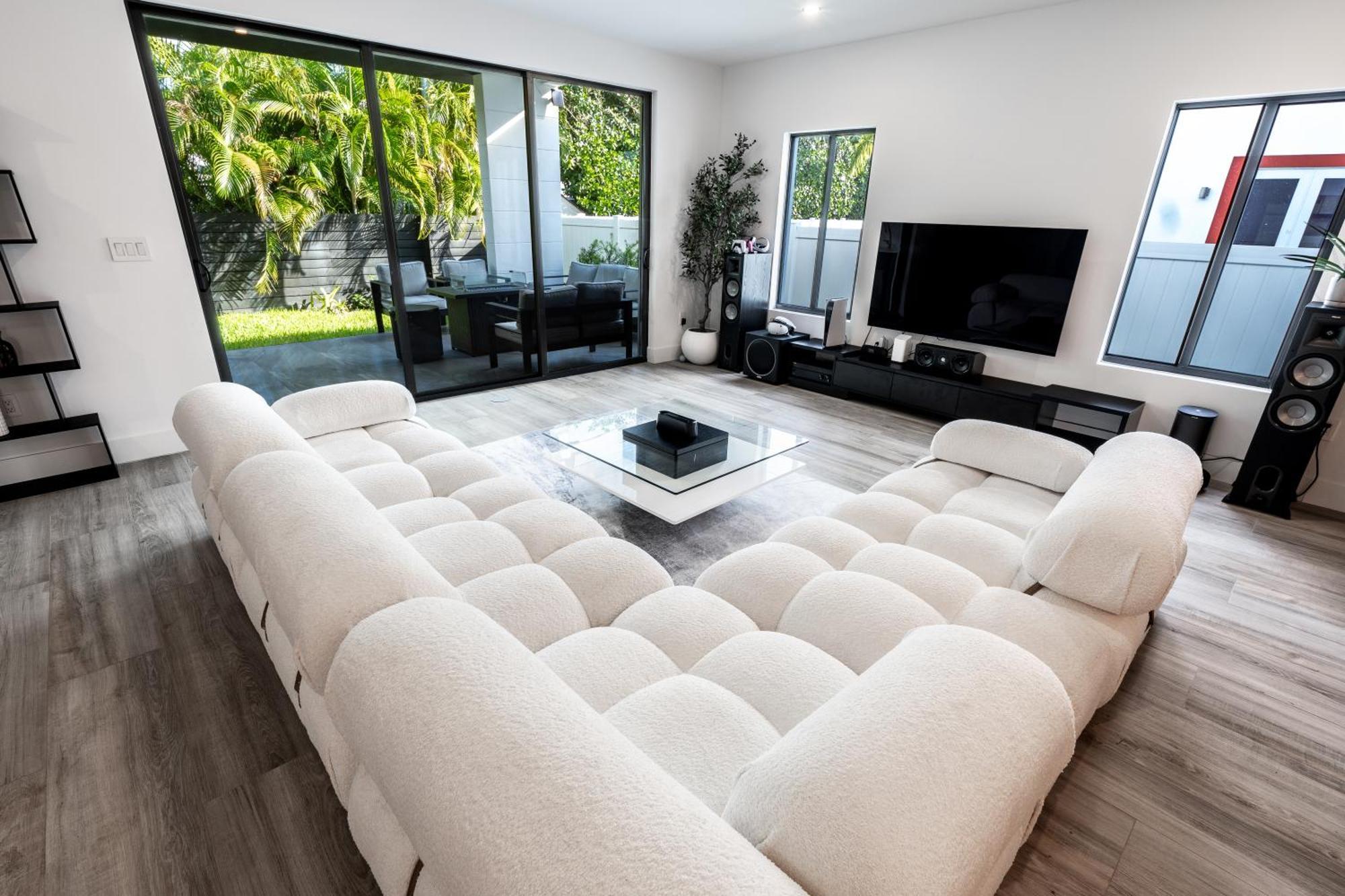 New Construction, Built-in Bbq, 3 Miles To Beaches Apartment Fort Lauderdale