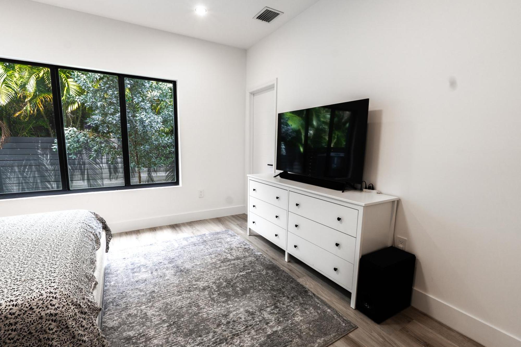 Apartment New Construction, Built-in Bbq, 3 Miles To Beaches Fort Lauderdale