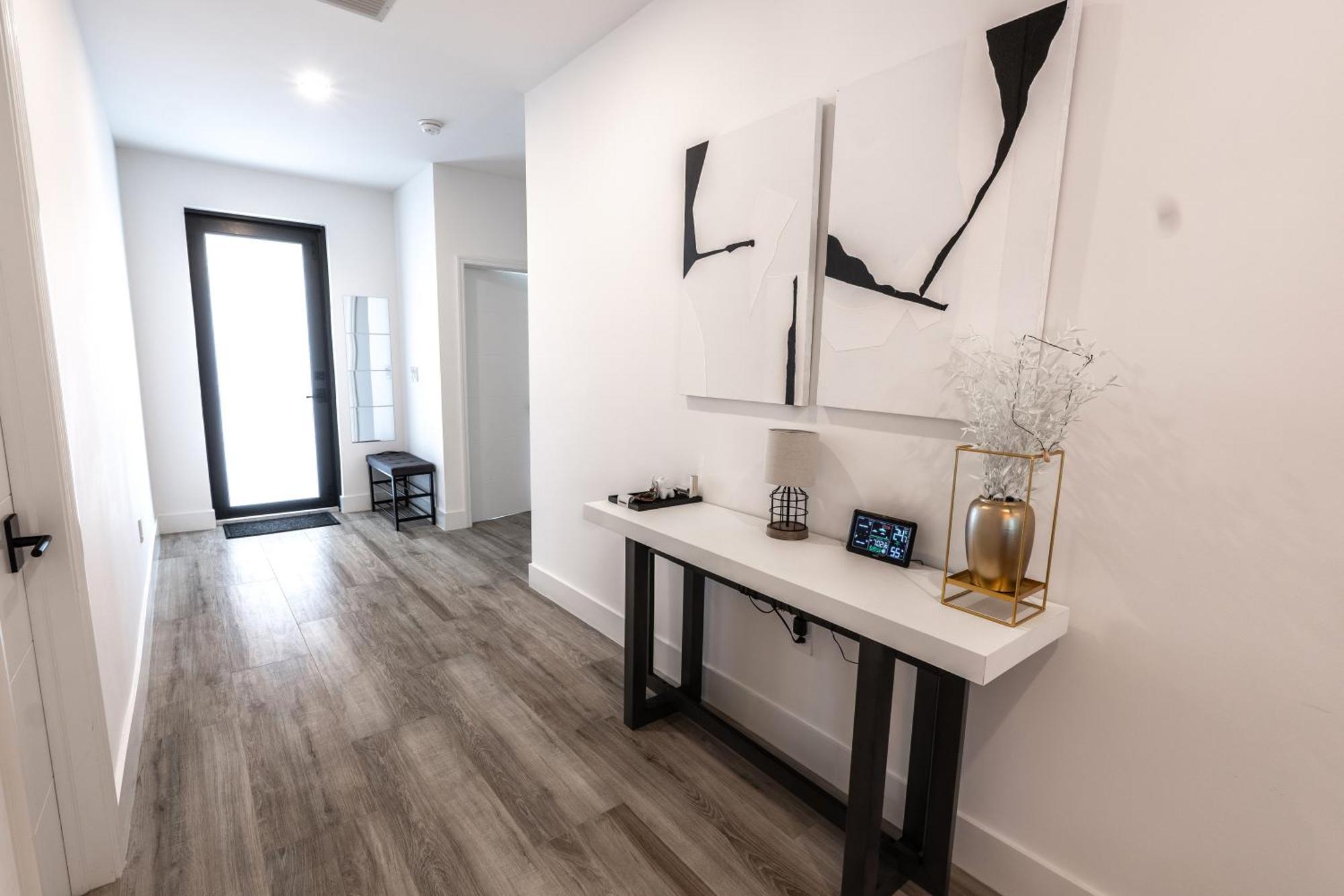 New Construction, Built-in Bbq, 3 Miles To Beaches Apartment