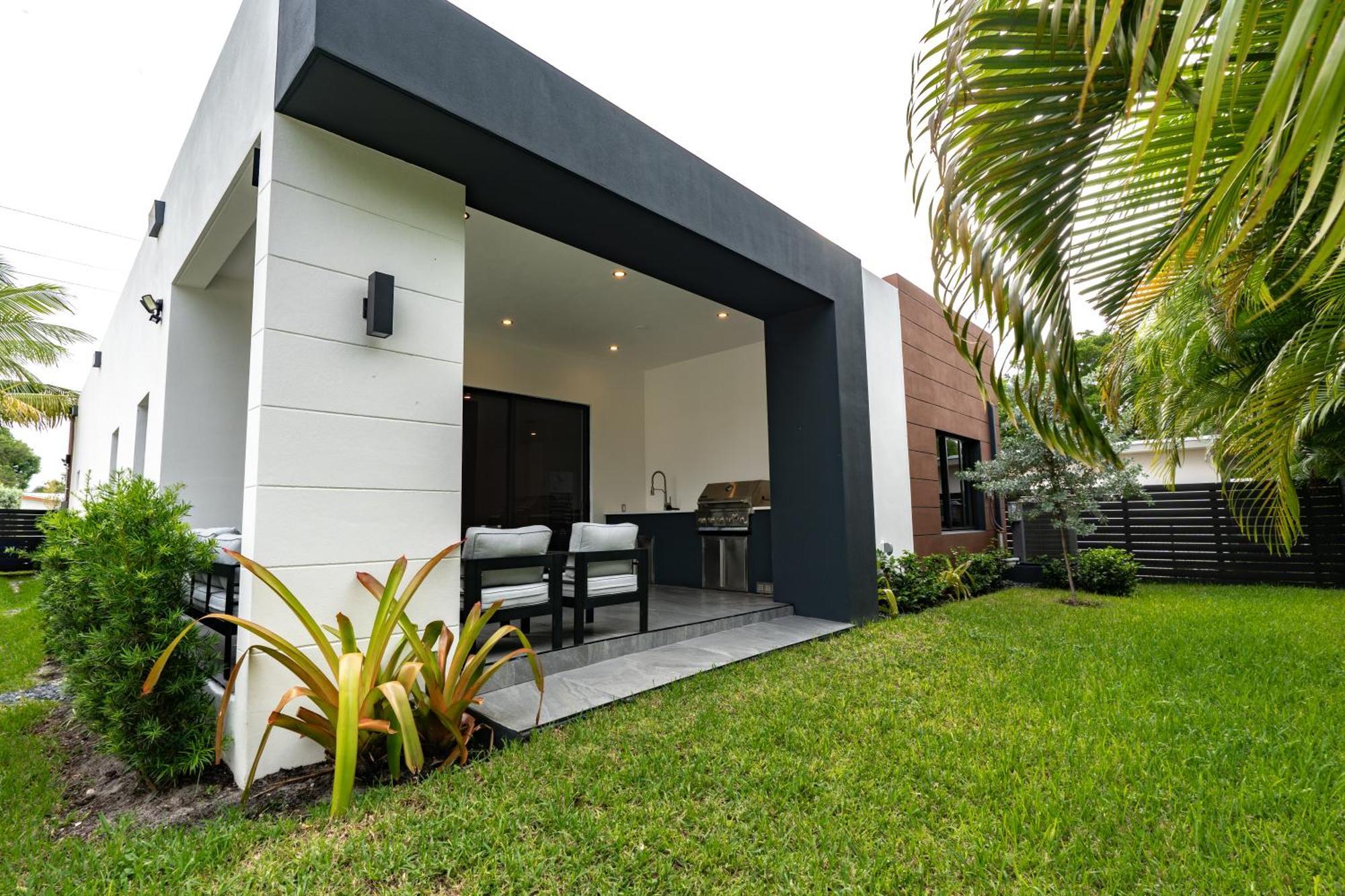 New Construction, Built-in Bbq, 3 Miles To Beaches Apartment