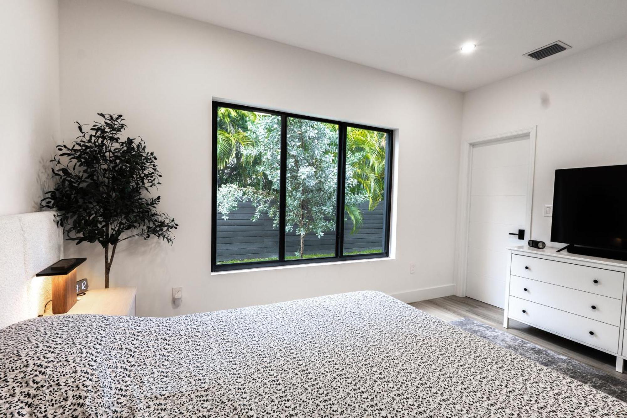 Apartment New Construction, Built-in Bbq, 3 Miles To Beaches Fort Lauderdale