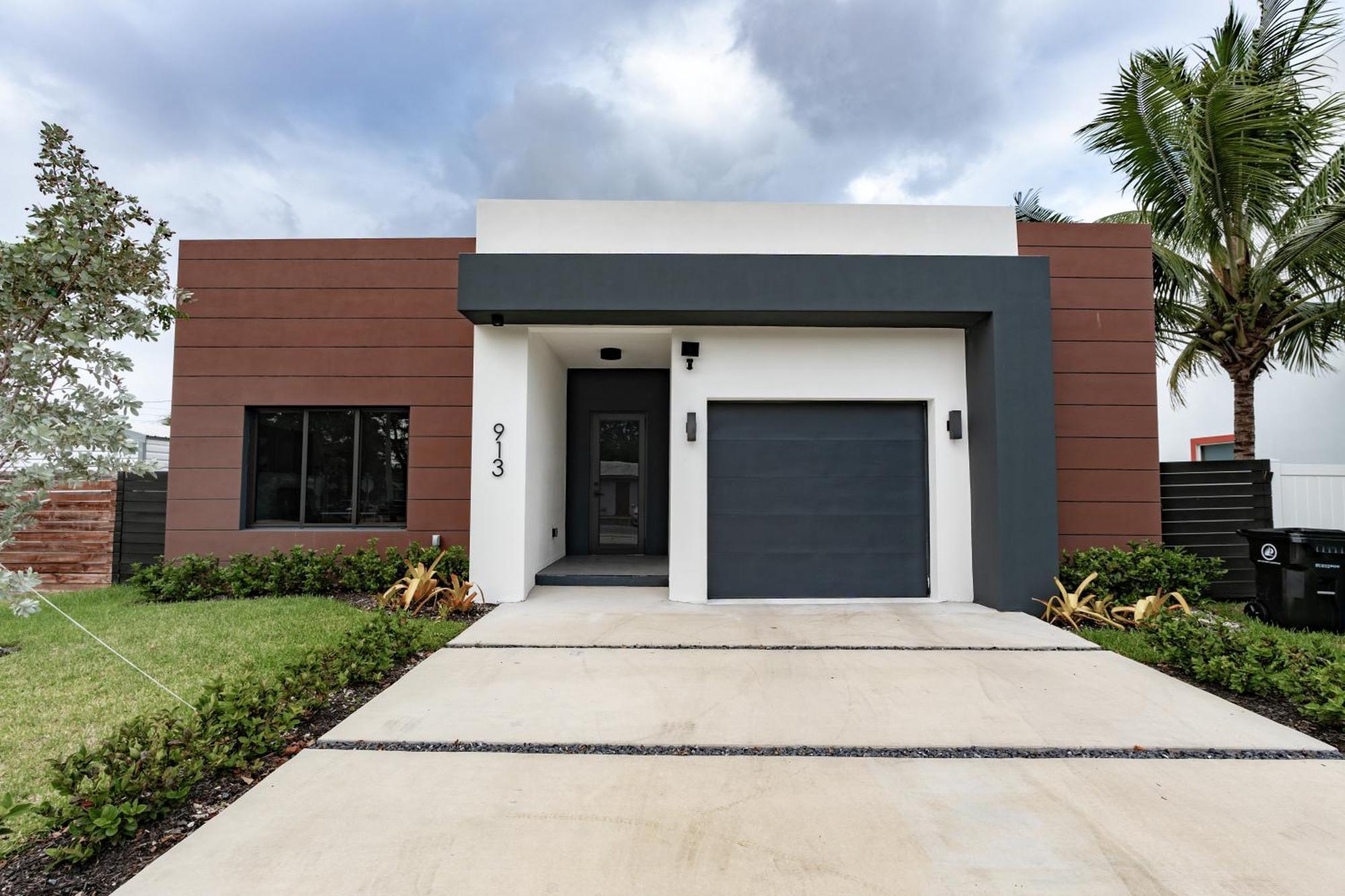 New Construction, Built-in Bbq, 3 Miles To Beaches Apartment *