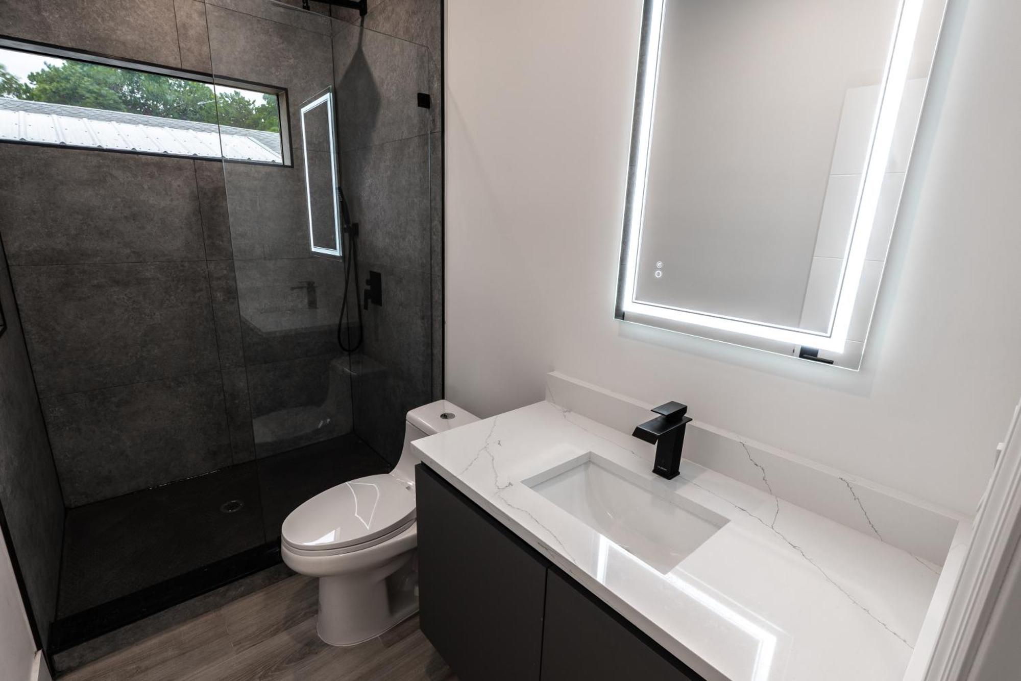 New Construction, Built-in Bbq, 3 Miles To Beaches Apartment Fort Lauderdale