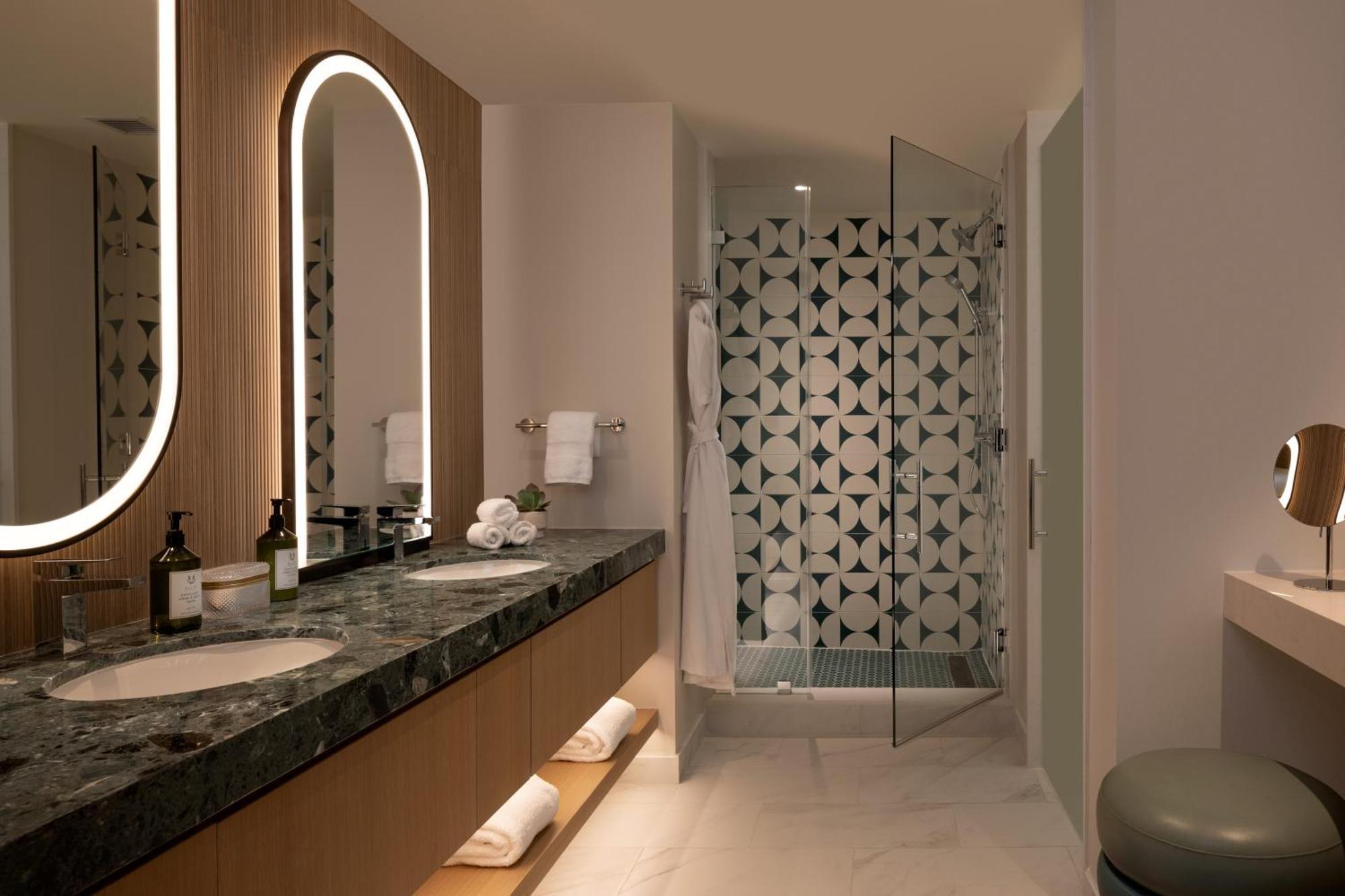 Hotel Pier Sixty-six 5*