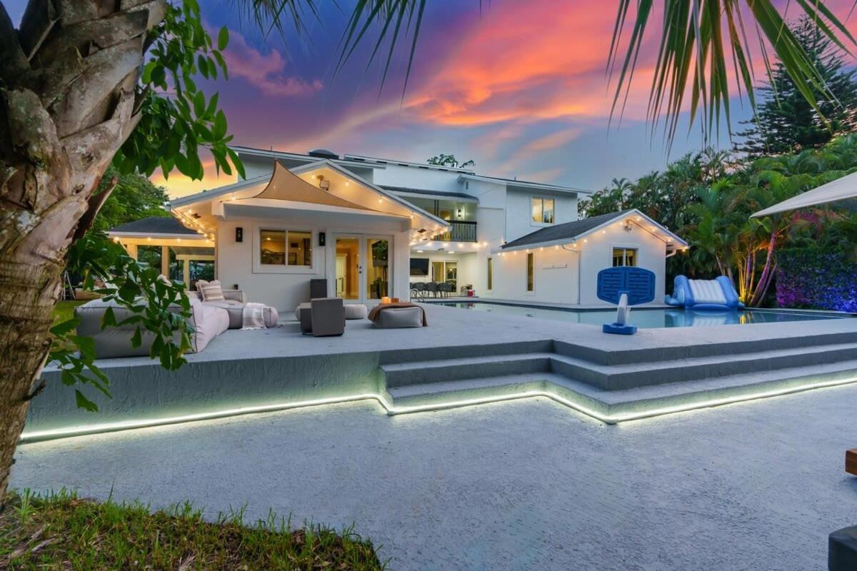 Huge Heated Pool With Gameroom *