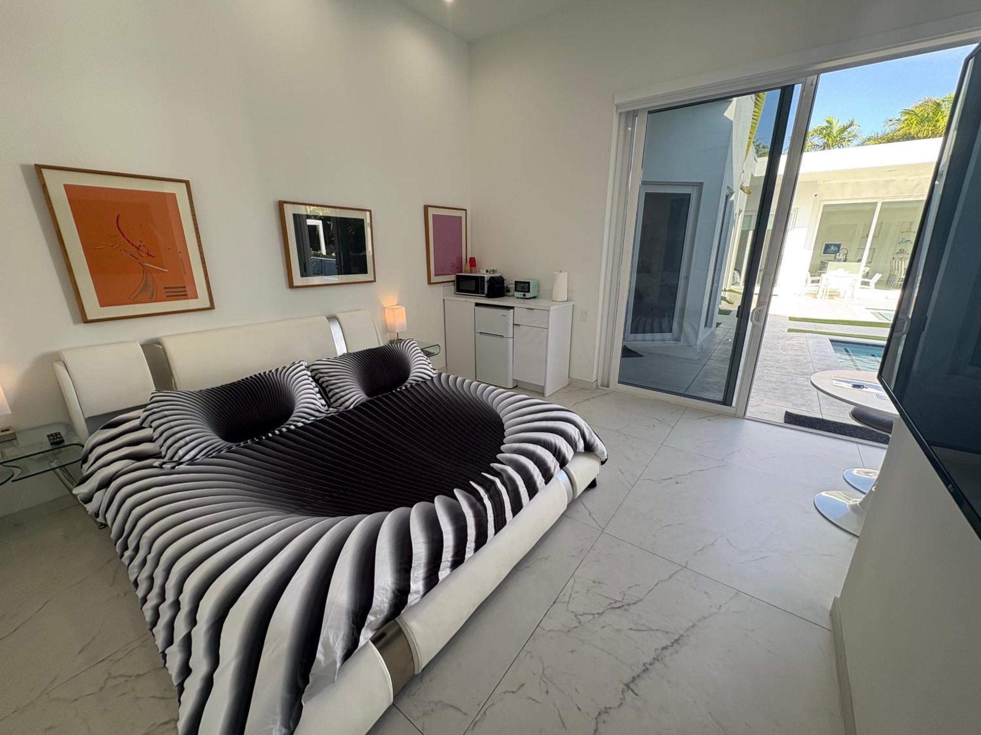 Guest house Men Only Clothing Option Near Wilton Manors