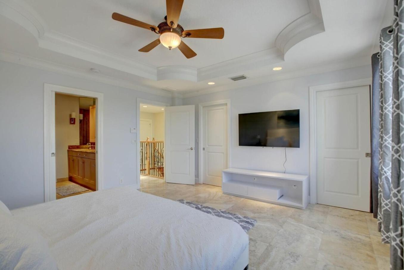 Private Patio Cali King Bed Sleeps 10 *