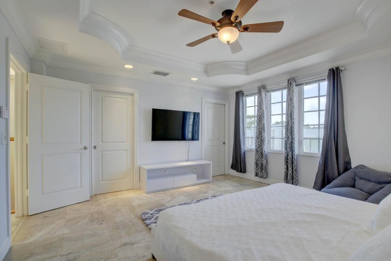Private Patio Cali King Bed Sleeps 10 *