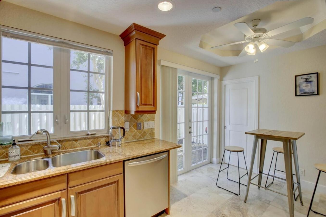 Private Patio Cali King Bed Sleeps 10 Holiday home Fort Lauderdale