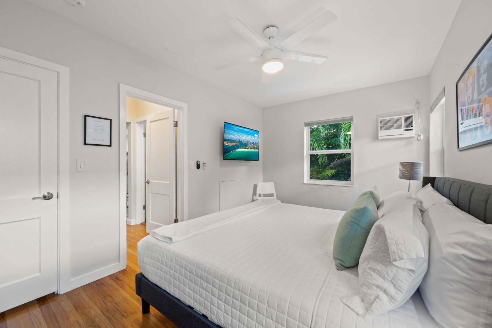 By The King Bed Lush Patio W Bbq Breakers Key Six H0mes Apartment *