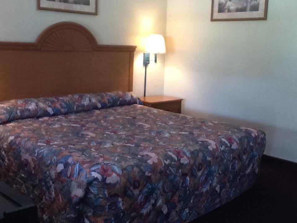 America's & Lauderdale North Motel