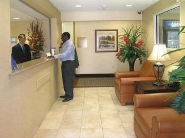 Candlewood Lauderdale Airport-cruise By Ihg Hotel Fort Lauderdale