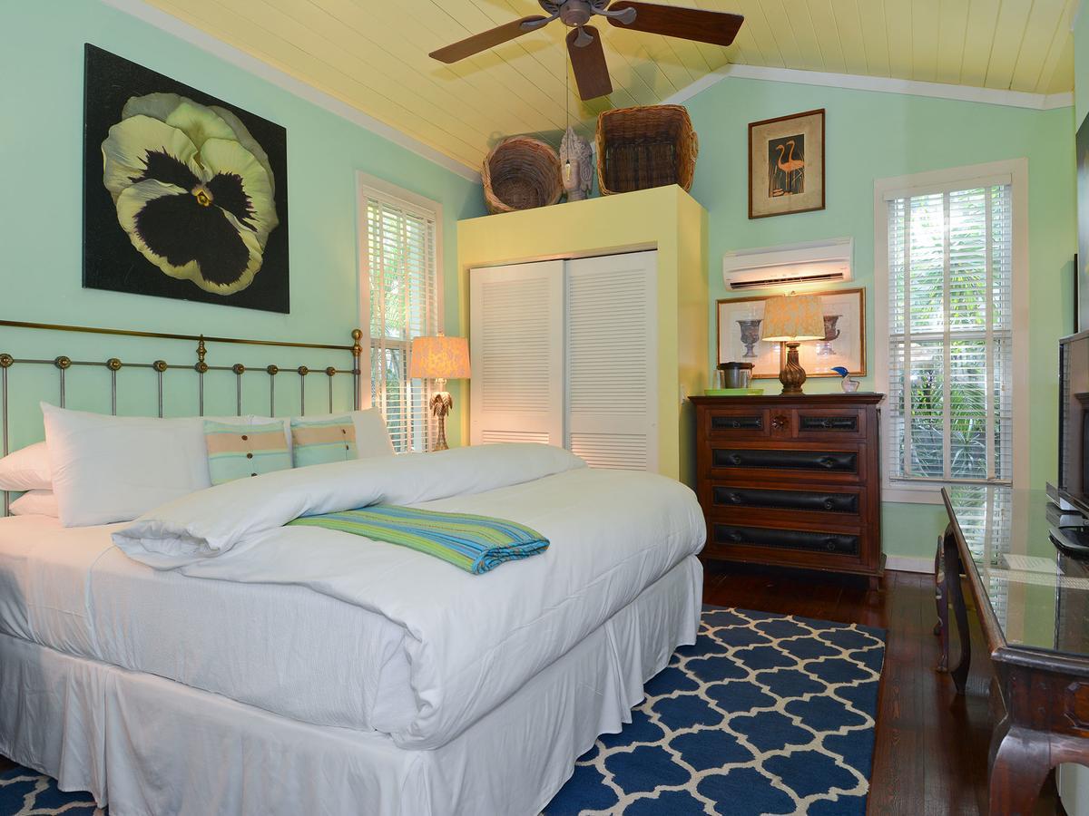 Pineapple Point & - Gay Men's Resort
