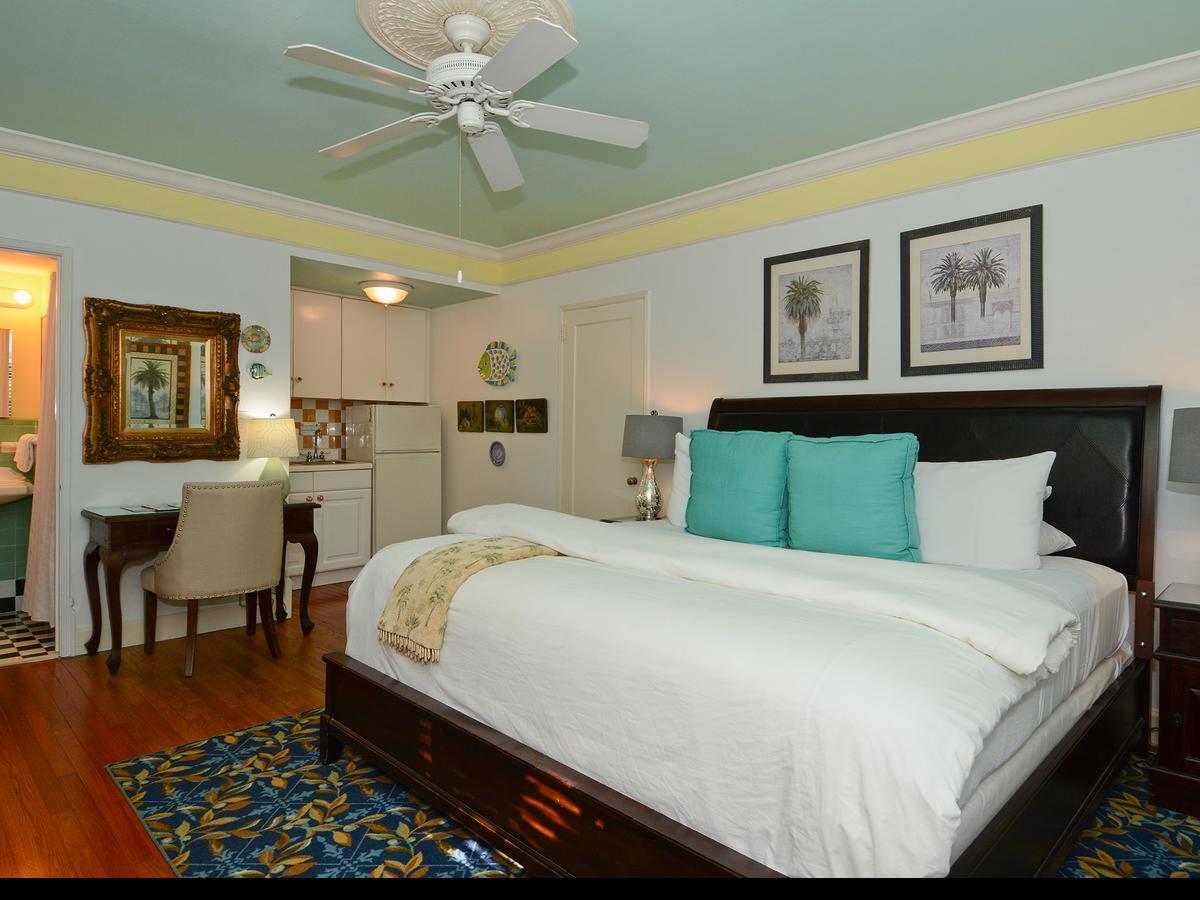Pineapple Point & - Gay Men's Fort Lauderdale
