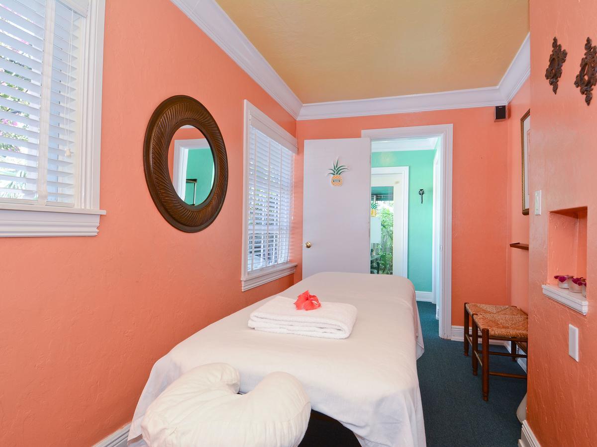 Resort Pineapple Point & - Gay Men's Fort Lauderdale