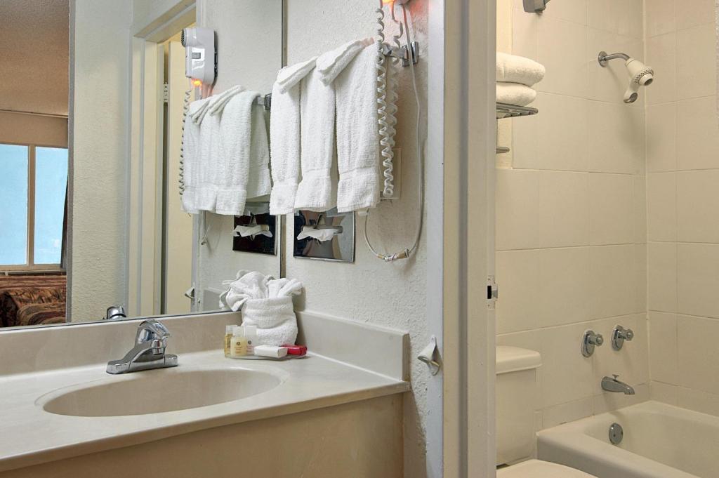 Ramada By Wyndham Lauderdale Airport/cruise Port Hotel 3*