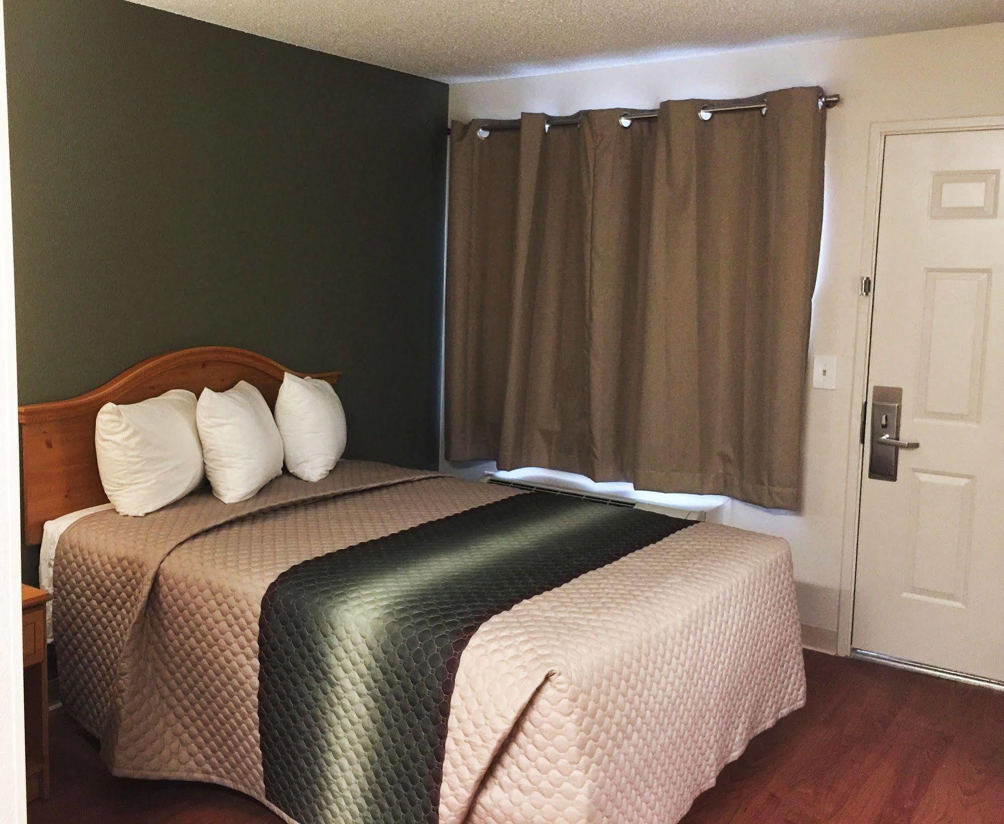 Motel Hometowne By Red Roof Lauderdale
