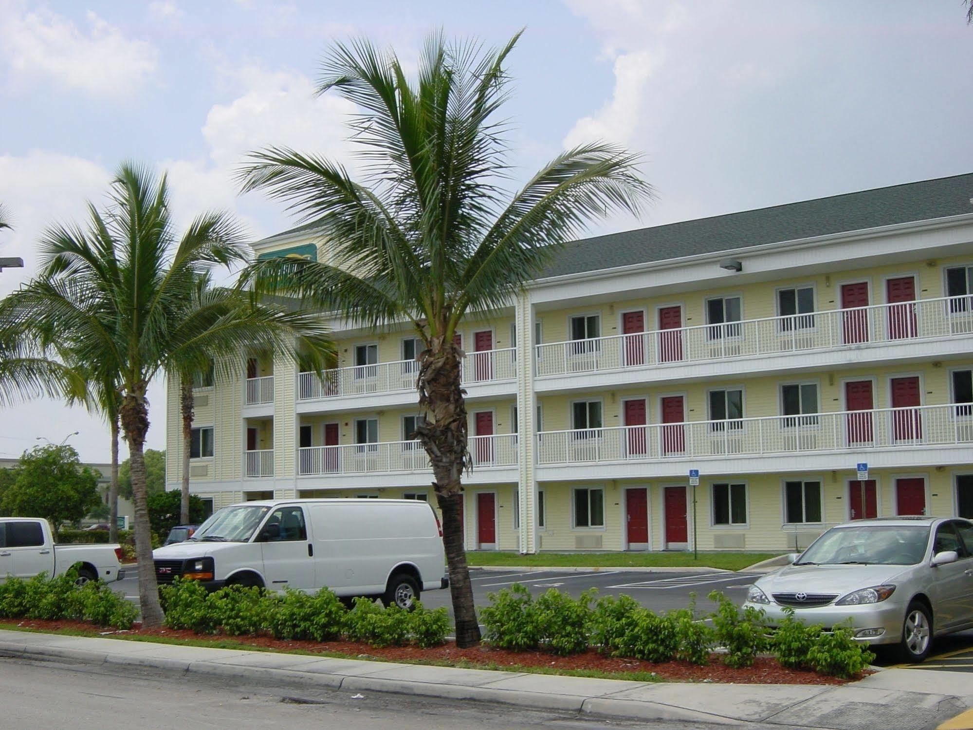 Hometowne By Red Roof Lauderdale Motel 2*