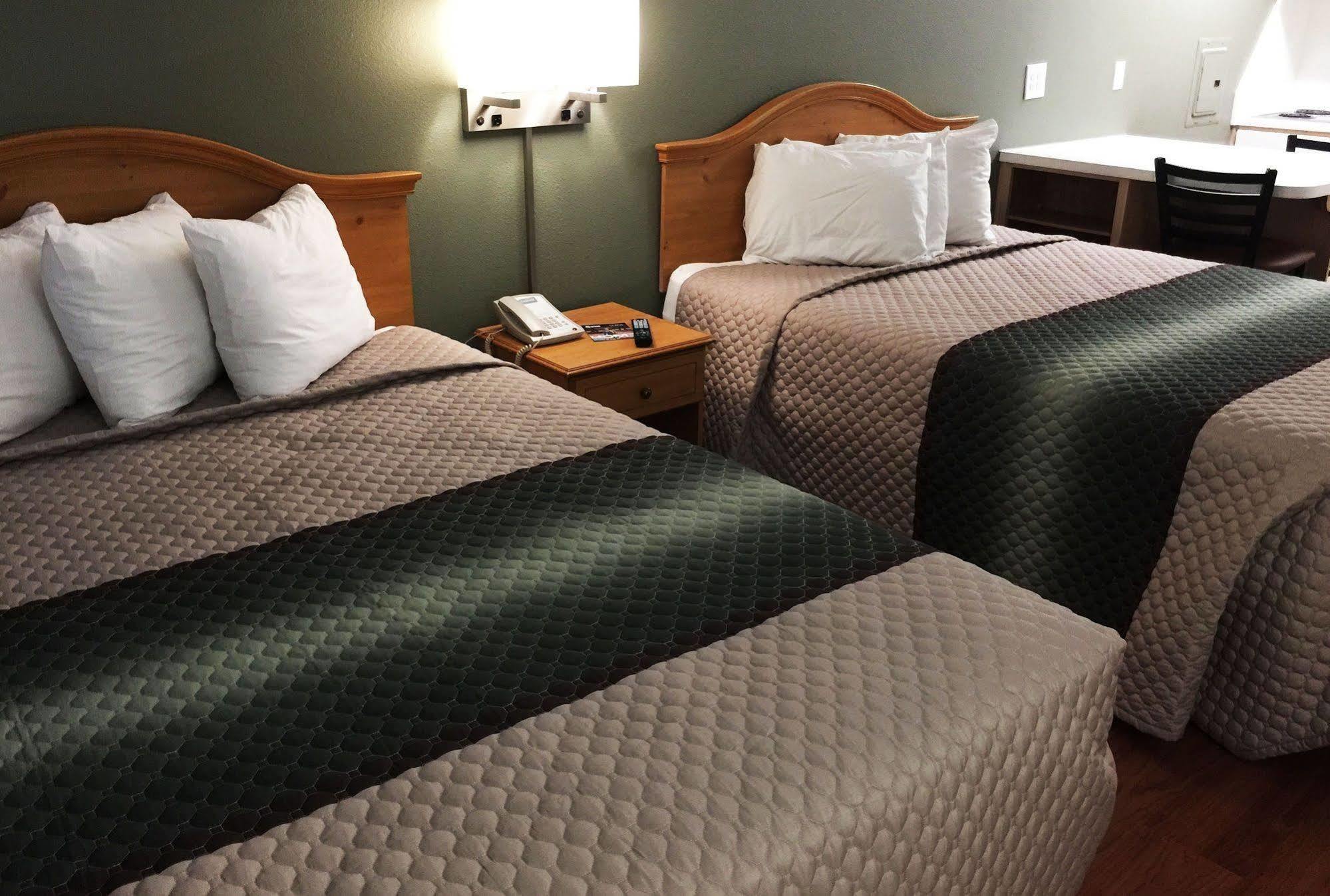 Motel Hometowne By Red Roof Lauderdale 2*