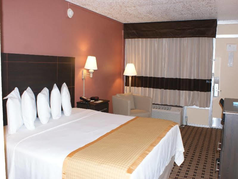 Days By Wyndham Lauderdale-oakland Park Airport N