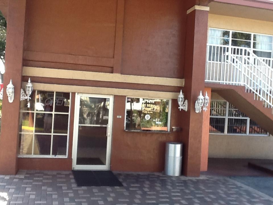 America's & Lauderdale North Motel