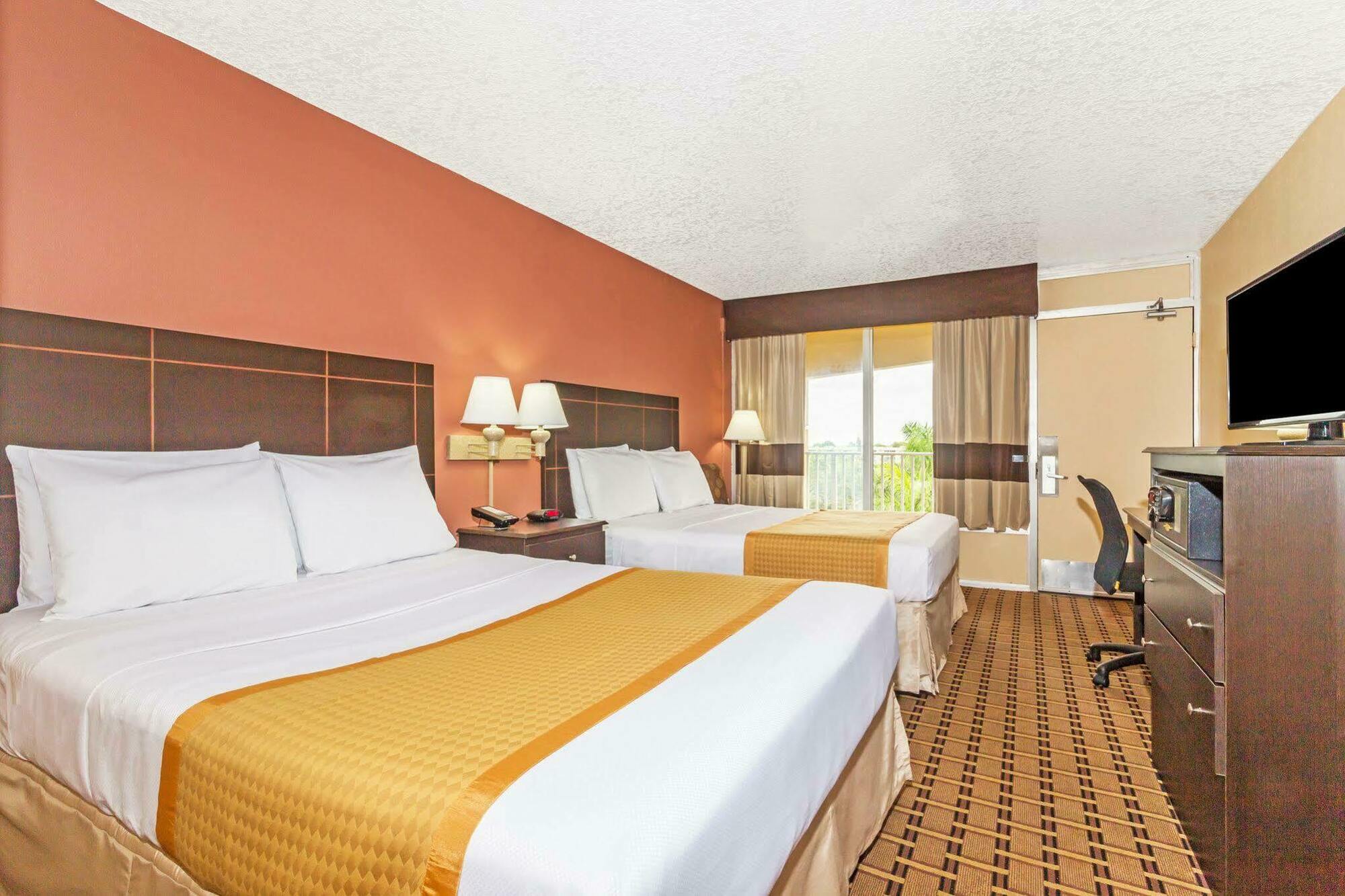 Days By Wyndham Lauderdale-oakland Park Airport N Hotel 2*